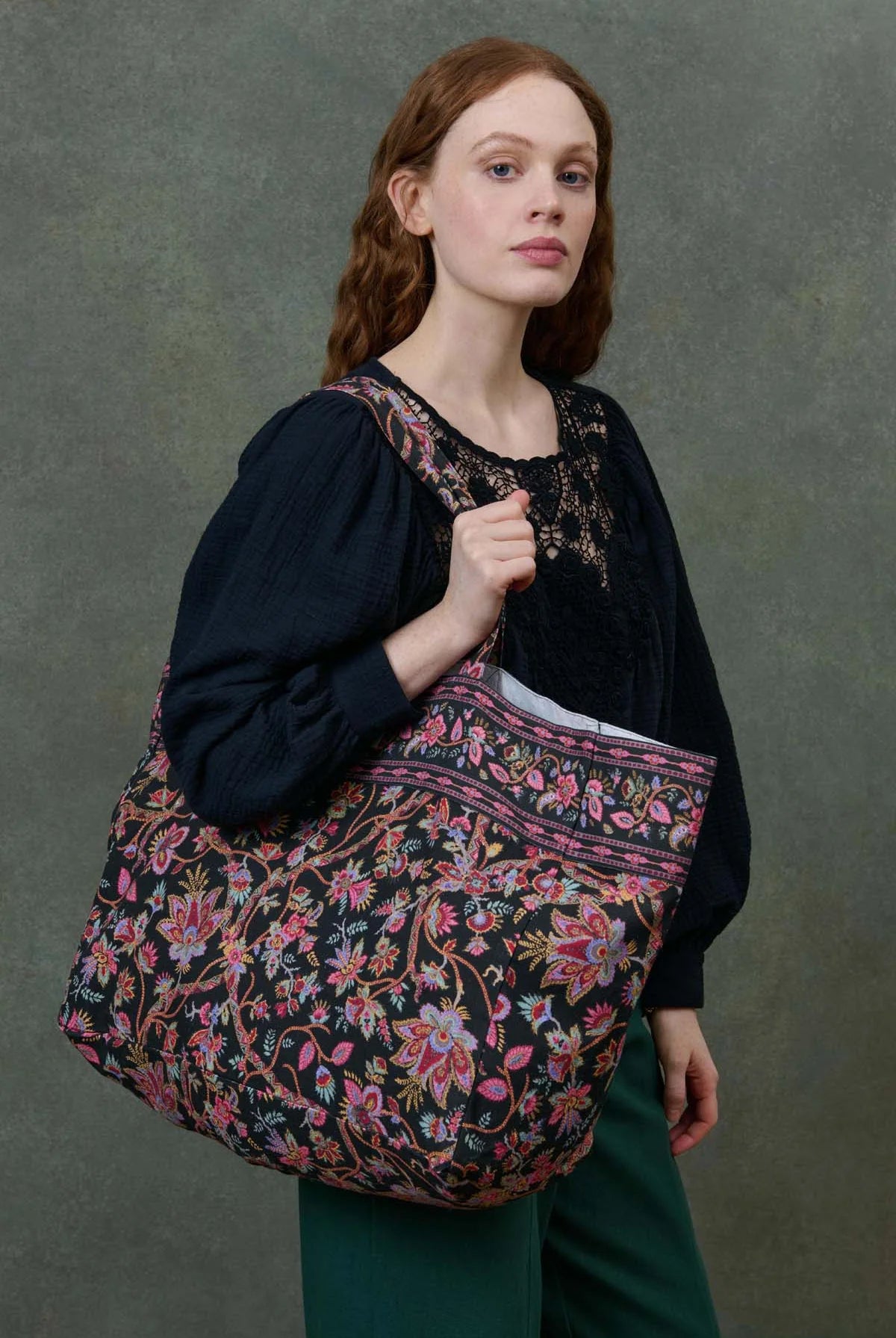 Cabas noir à fleurs