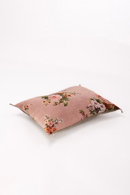 Coussin à fleurs velours rose poudre