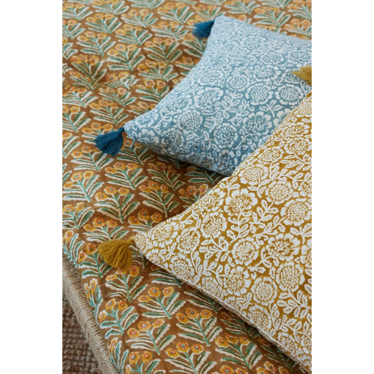 Coussin à fleurs bleu gris