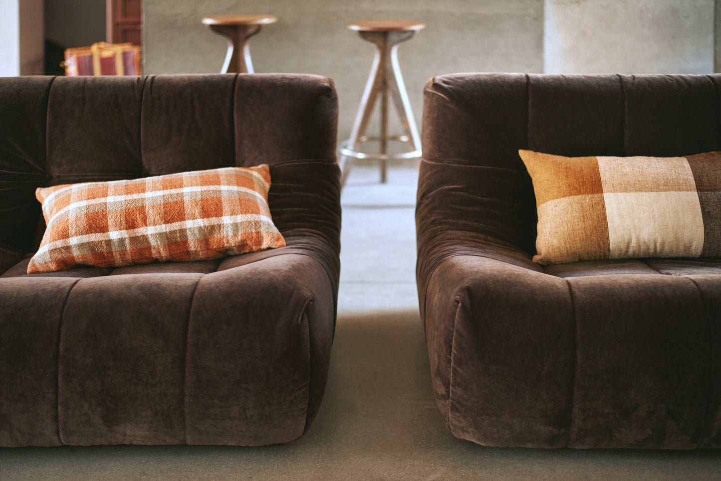 Coussin à carreaux marron