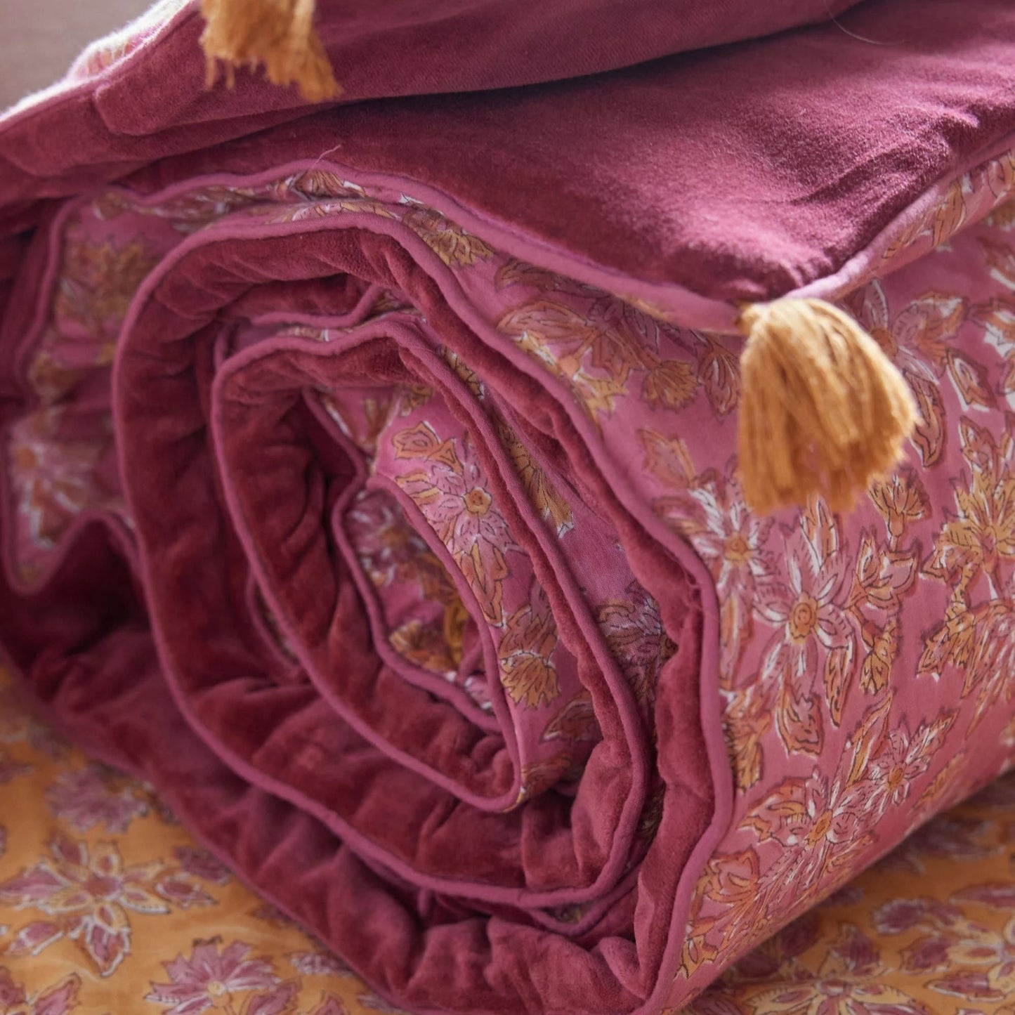 Edredon fleuri violine