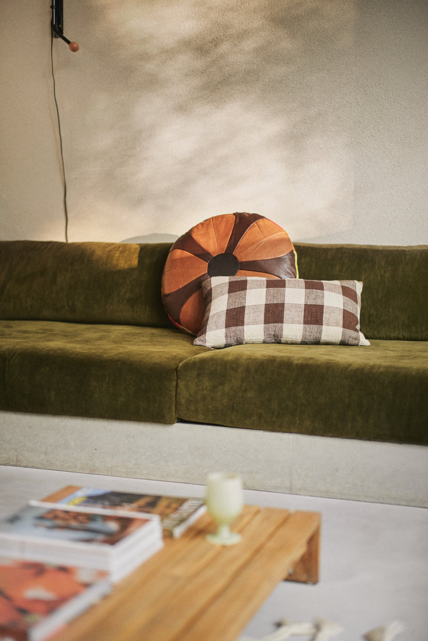 Coussin à carreaux brun