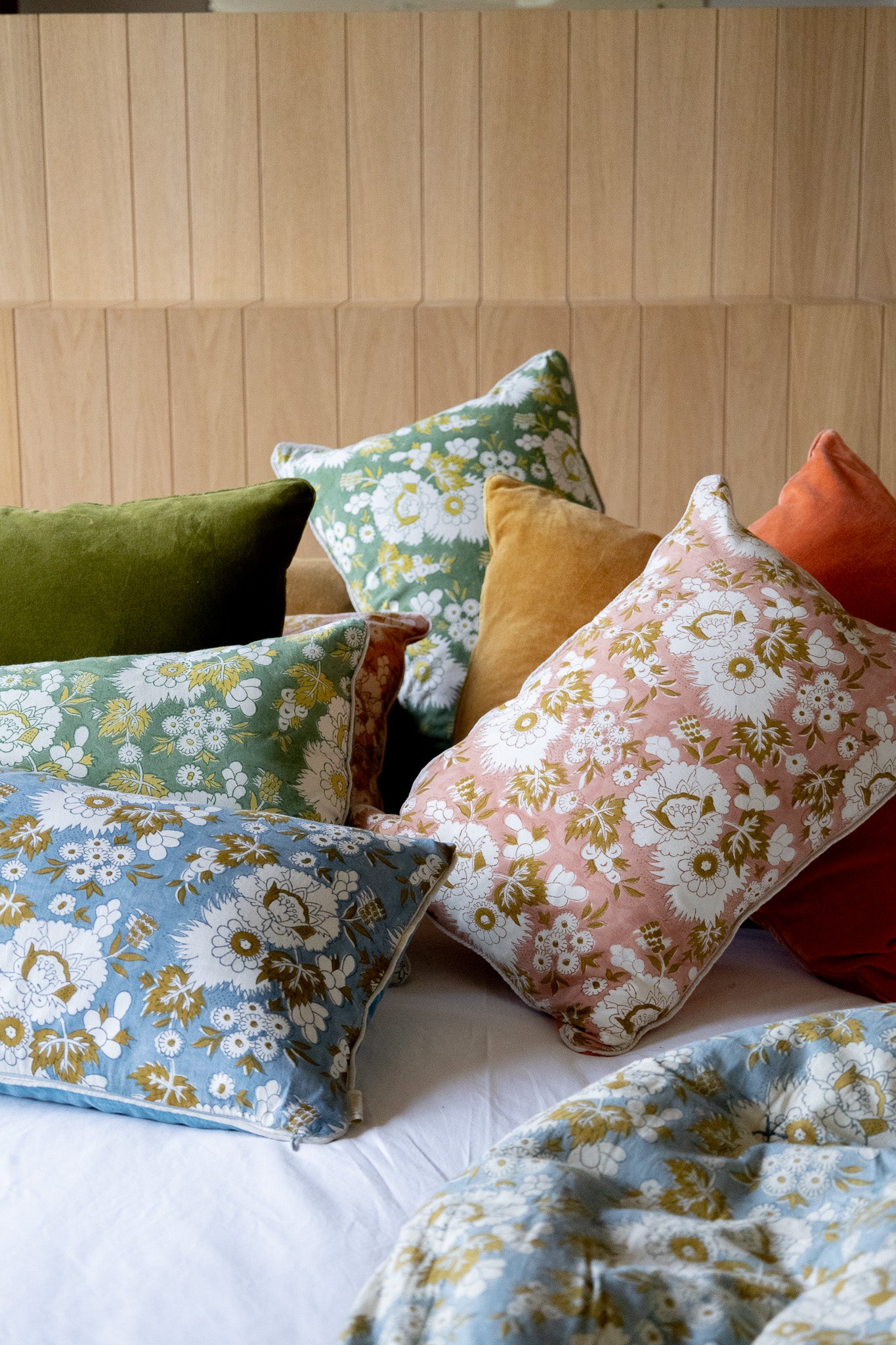 Coussin à fleurs bleu
