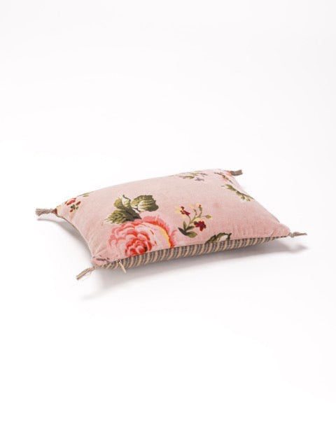 Coussin mini à fleurs velours rose poudre