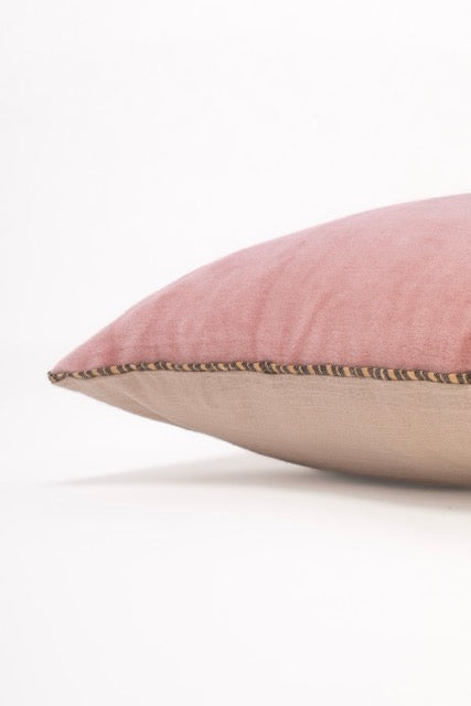 Coussin velours rose poudre