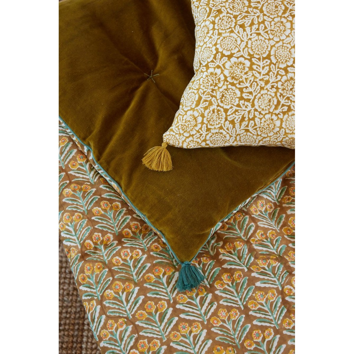Coussin à fleurs bronze