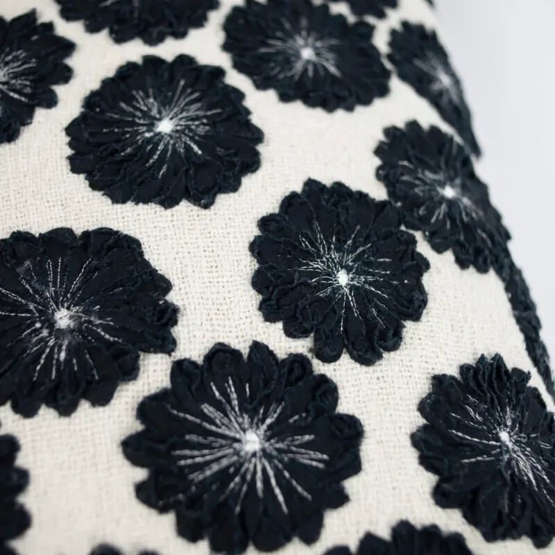 Coussin à fleurs noir et blanc