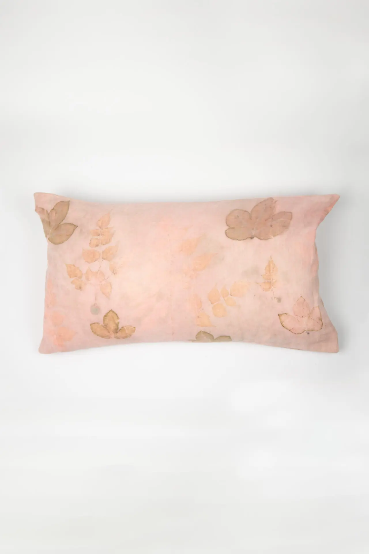 Coussin rose à motifs
