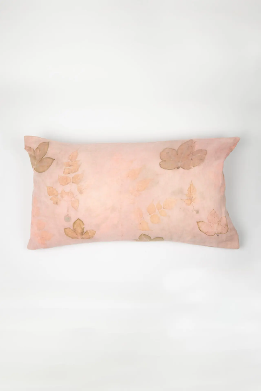 Coussin rose à motifs