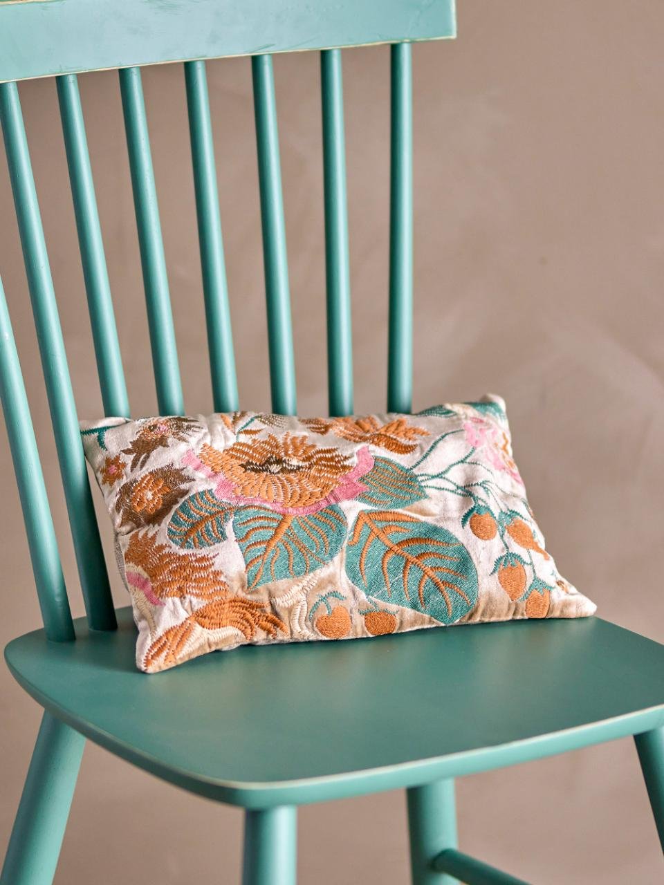 Coussin broderie rose