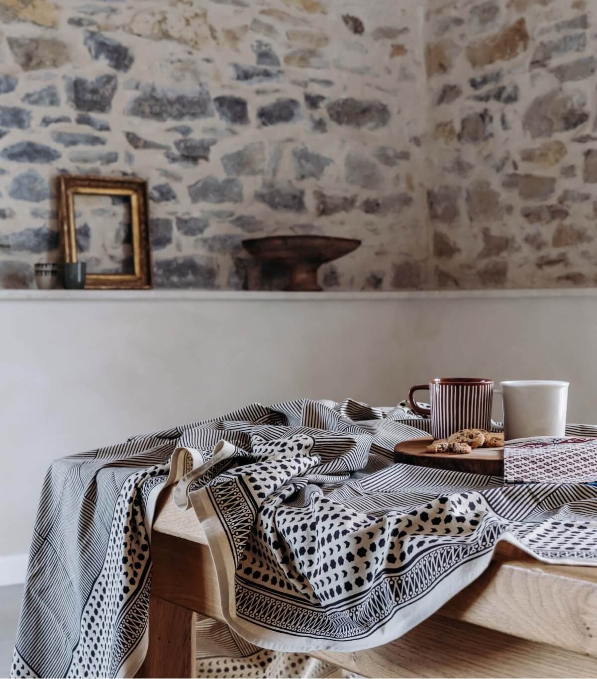 Nappe à motifs noir / plusieurs tailles