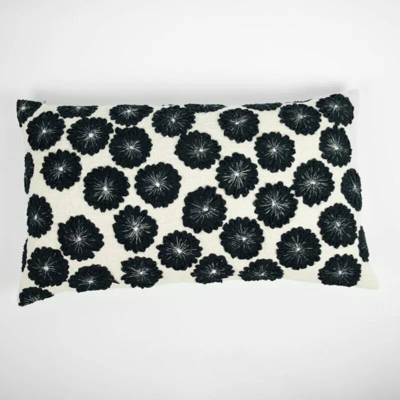 Coussin à fleurs noir et blanc
