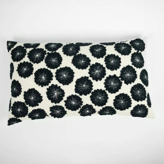 Coussin à fleurs noir et blanc