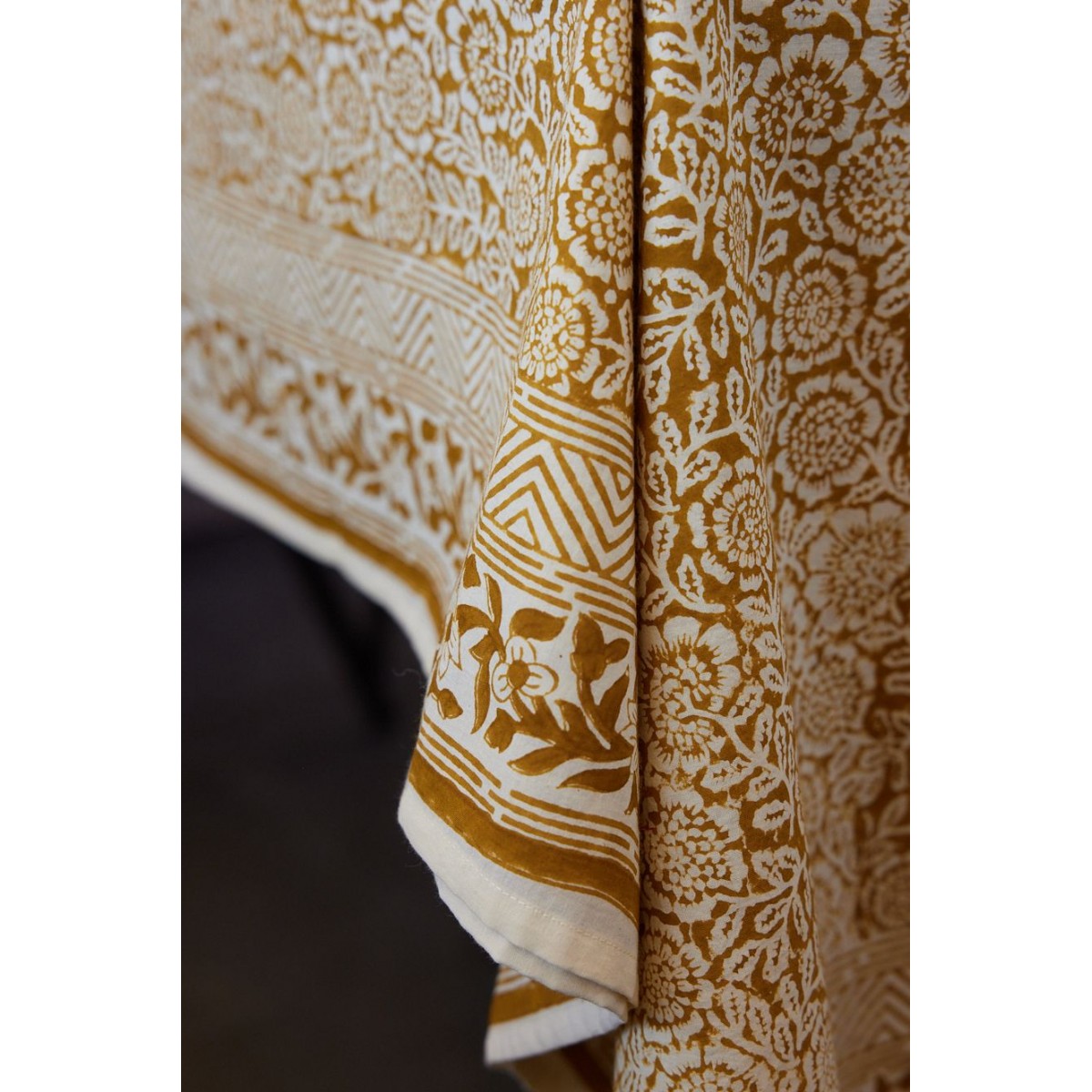 Nappe à fleurs bronze