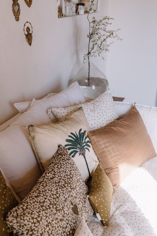Coussin blanc pois or 50 x 50 cm