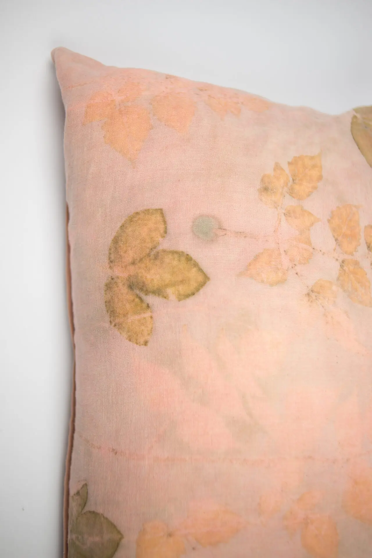 Coussin rose à motifs