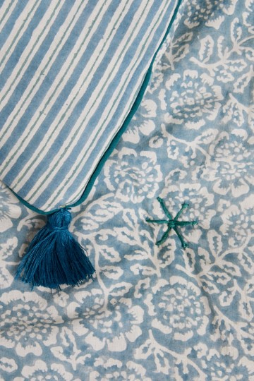 Edredon fleuri bleu gris