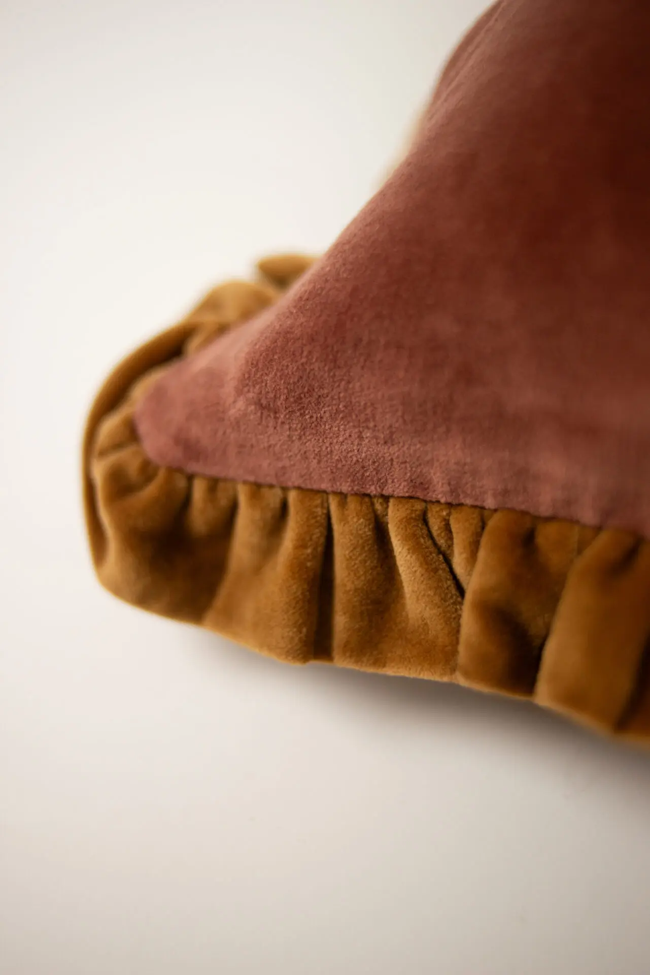 Coussin froufrou bois de rose et camer