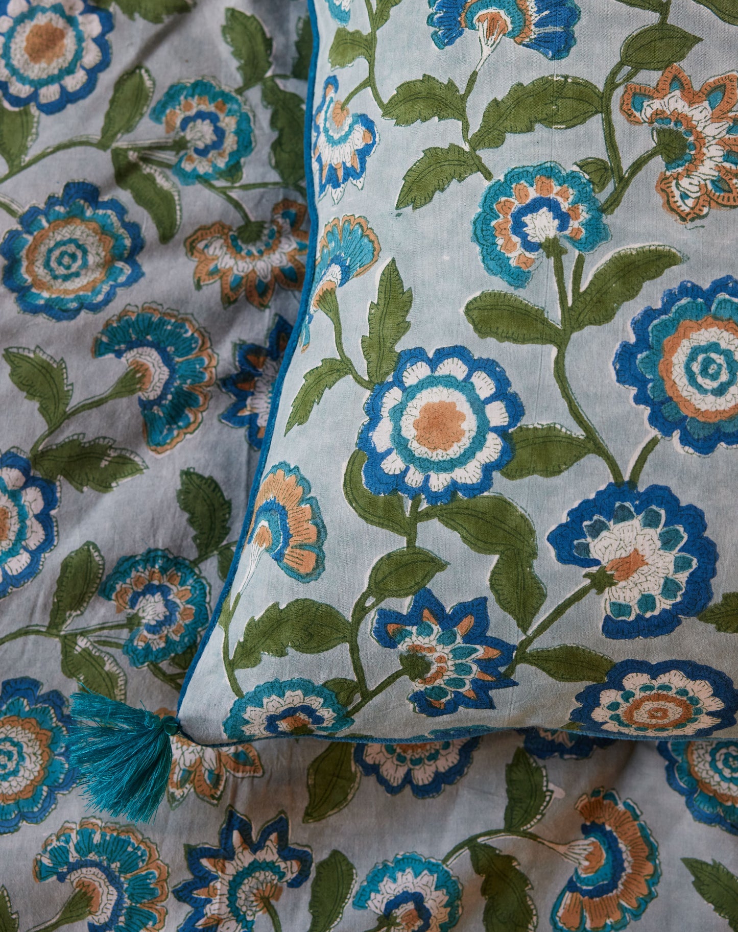 Coussin fleuri bleu