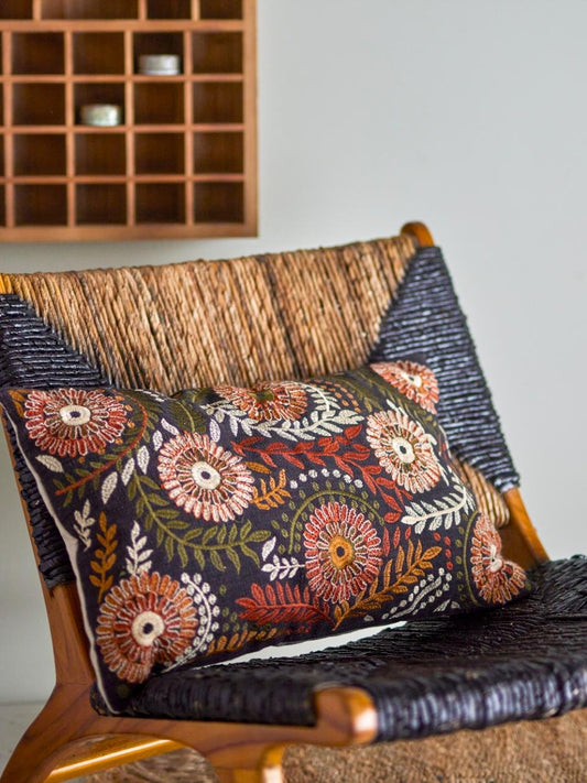 Coussin brodé à fleurs