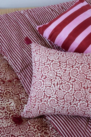 Coussin à fleurs grenat
