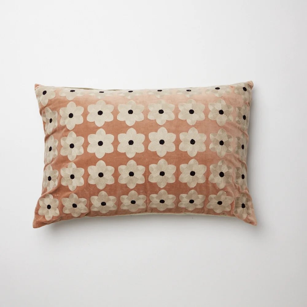 Coussin fleurs rose nude