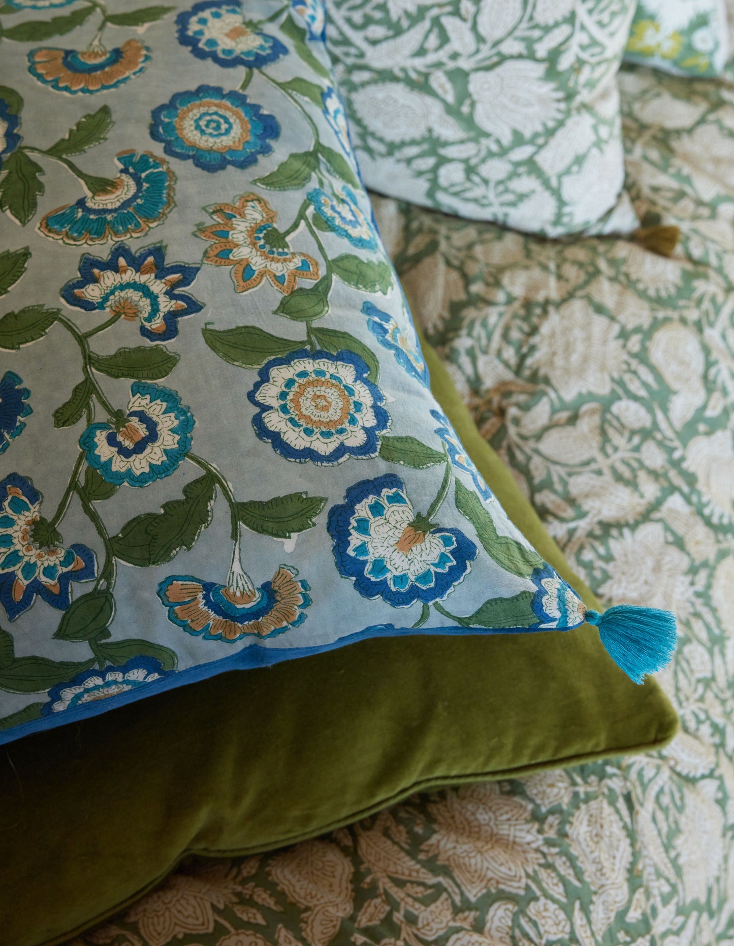 Coussin fleuri bleu