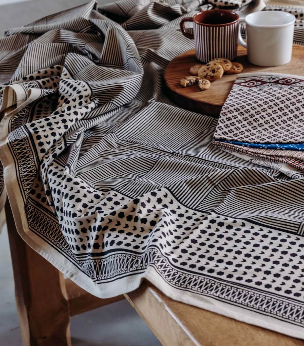 Nappe à motifs noir / plusieurs tailles