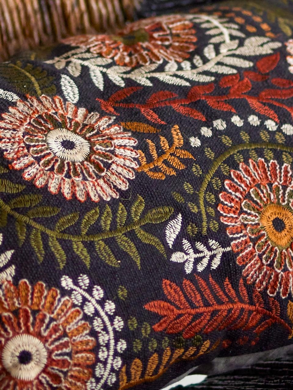 Coussin brodé à fleurs