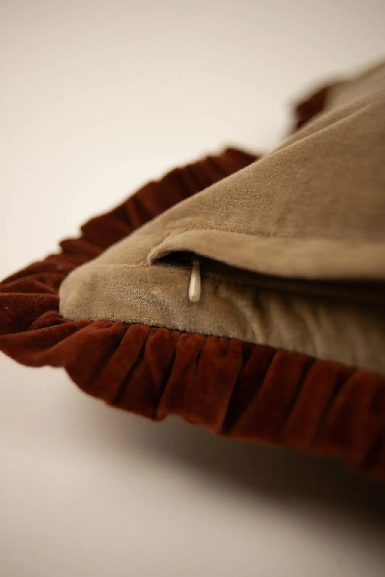Coussin froufrou sable et bordeaux