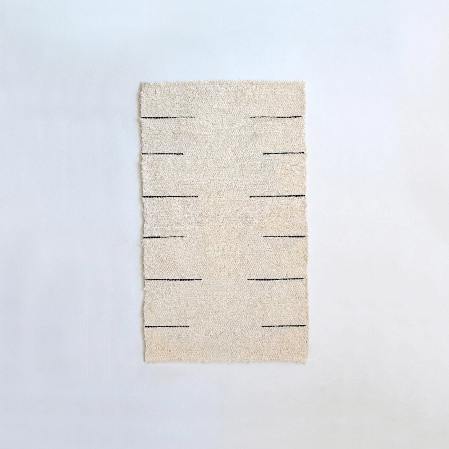 Tapis blanc rayure noire - plusieurs tailles