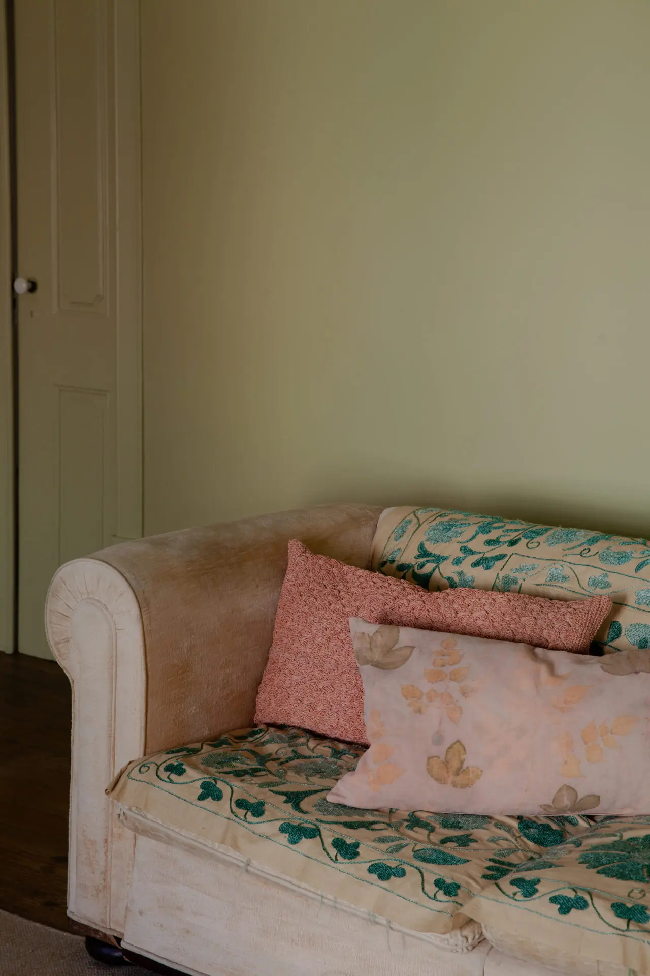 Coussin rose à motifs