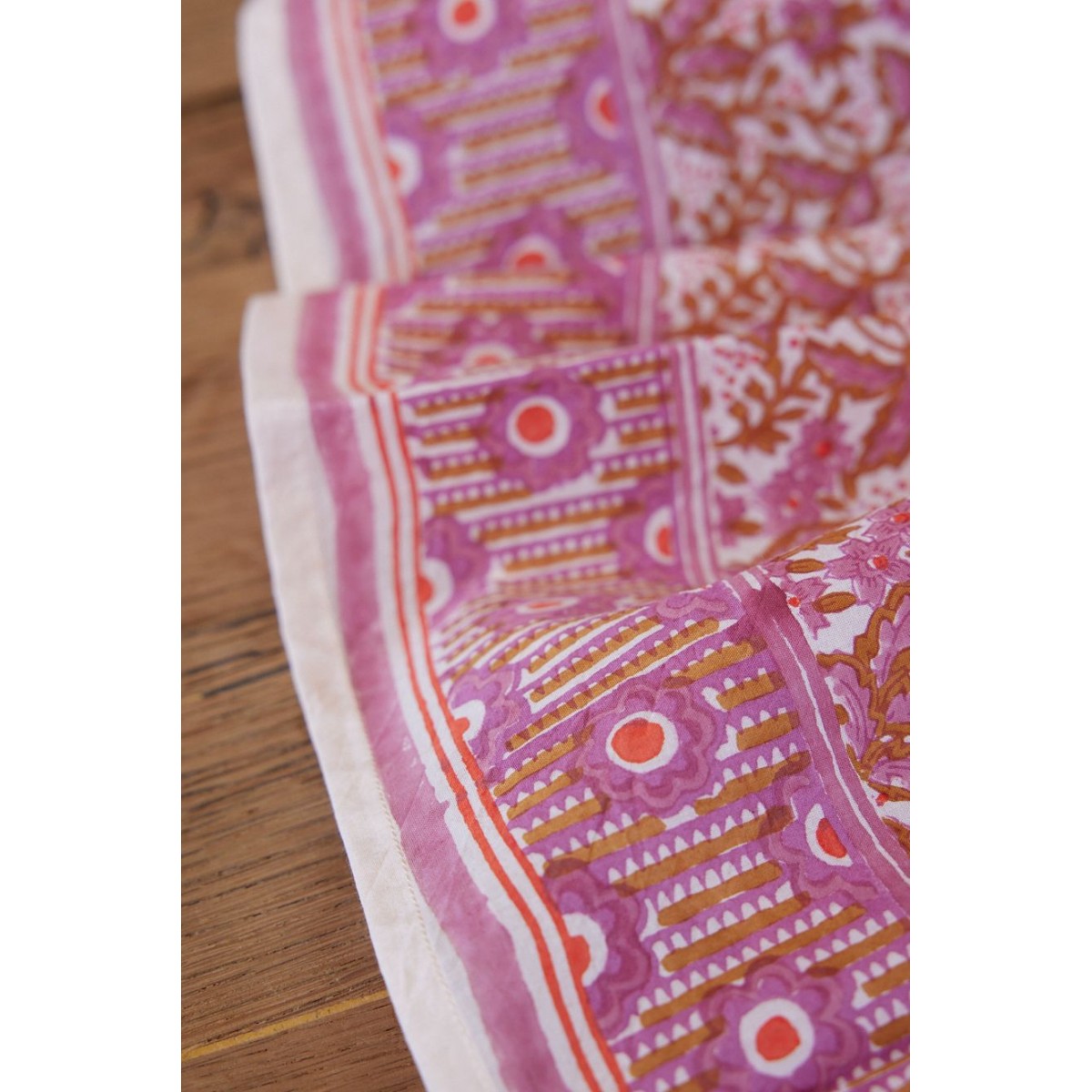 Nappe à fleurs mauve